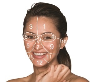 Gesicht einer Frau, die eine Hautanlyse per Face Mapping macht.