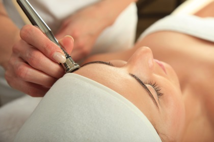 Mikrodermabrasion als intensives Hautpeeling