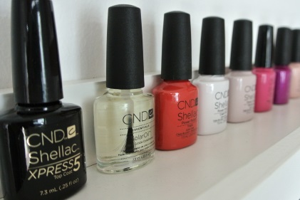 CND Shellac UV Nagellack in den Farben rot, weiß, schwarz, pink und flider.