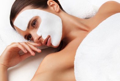 Kosmetik Gesichstbehandlung mit Maske für sanfte Hautreinigung.
