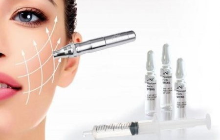 Micro Needling mit einem Needling Pen für Anti Aging Behandlung